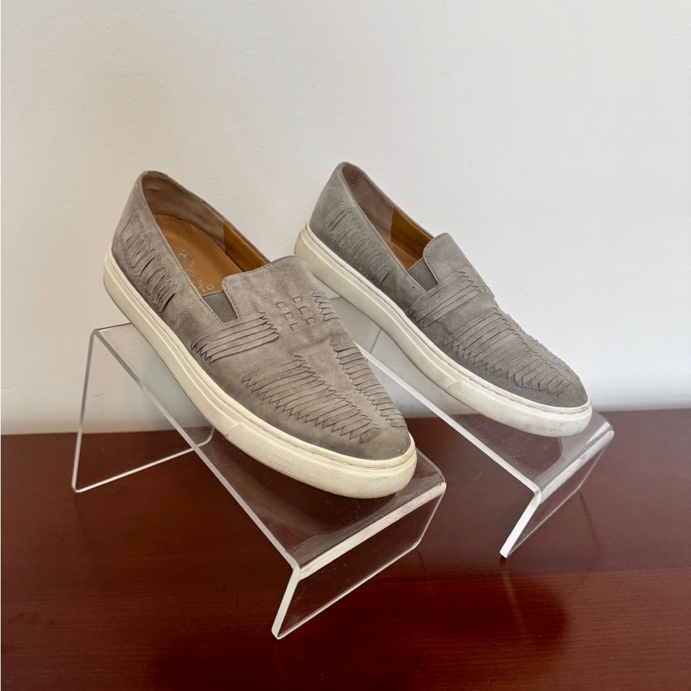 Women’s Vince Camuto Slip-on EUC Sneaker size 7 Gray Suede